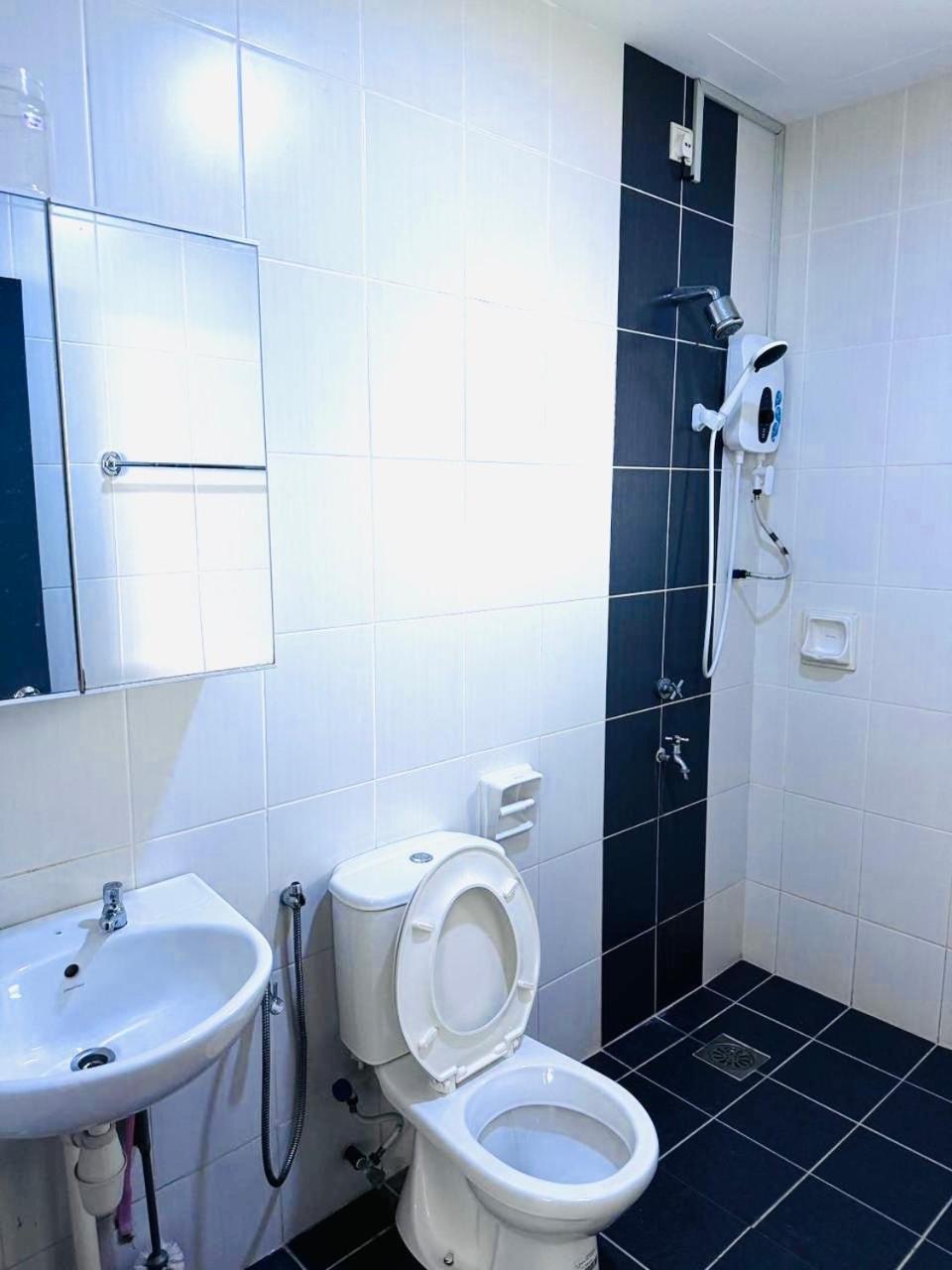 Sandakan Spacious And Comfortable Pool View Condo Экстерьер фото